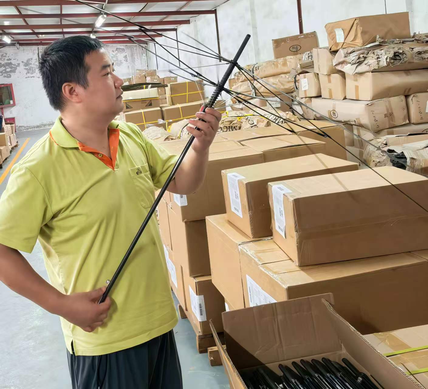 El personal de control de calidad realiza una inspección previa a la producción de una estructura de paraguas de fibra de carbono