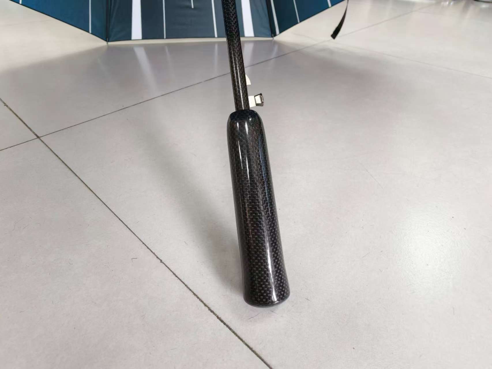 Detalle del mango recto de fibra de carbono utilizado en el proyecto de paraguas de golf personalizados