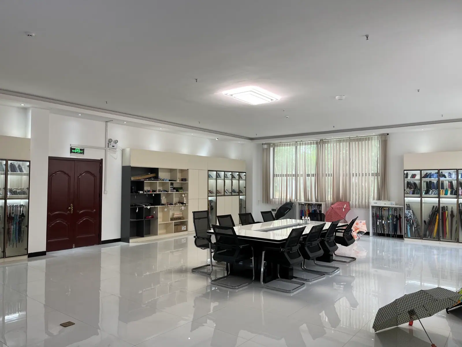 Sala de reuniones de desarrollo de producto y zona de muestras de paraguas CITTA