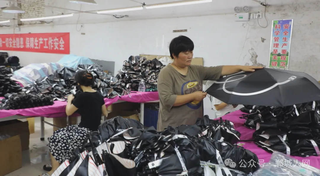Personal trabajando en paraguas en el taller de Yaozhuang, Dancheng