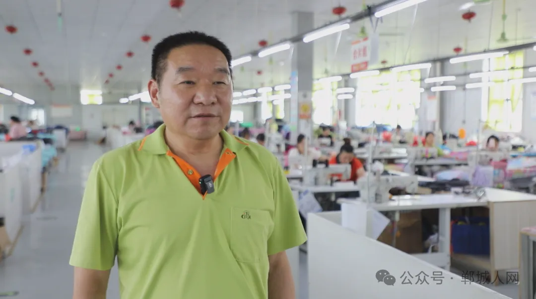 Zhang Ping, responsabile di CITTA Umbrella, parla nel reportage locale
