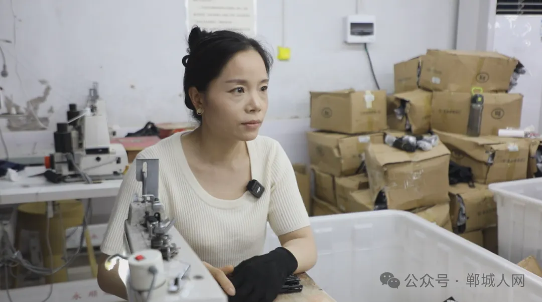 L'addetta al laboratorio Jin Huihui parla con Dancheng Renwang