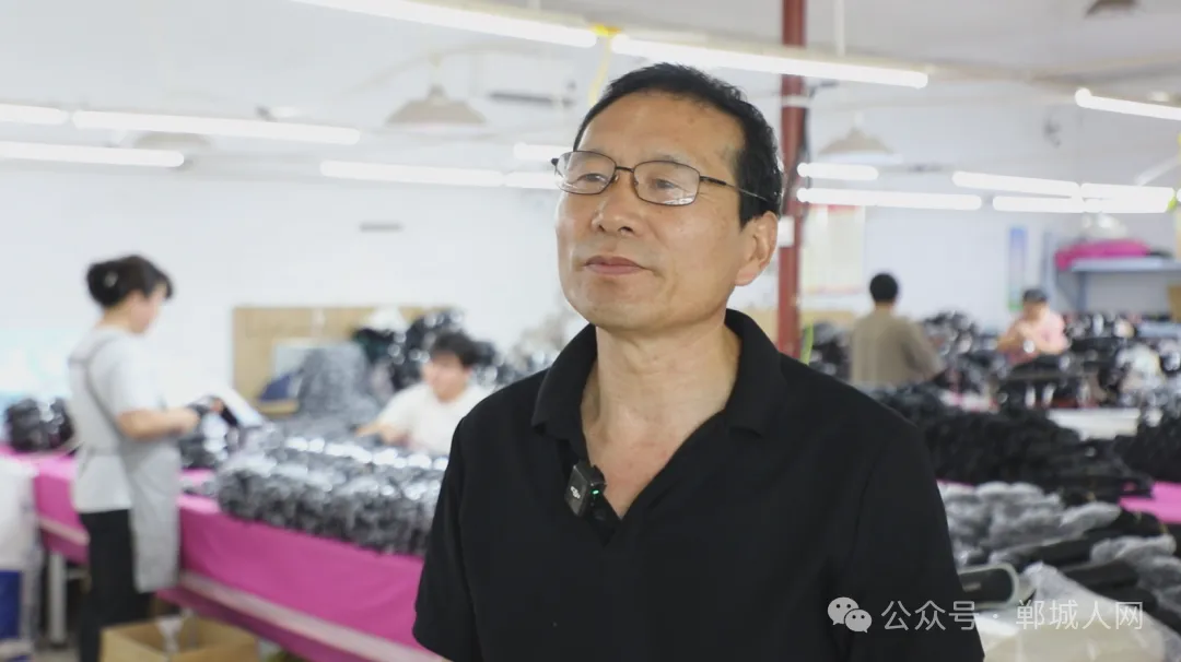 Qi Fei, responsabile del laboratorio del comune di Qiuqu, parla nel reportage locale