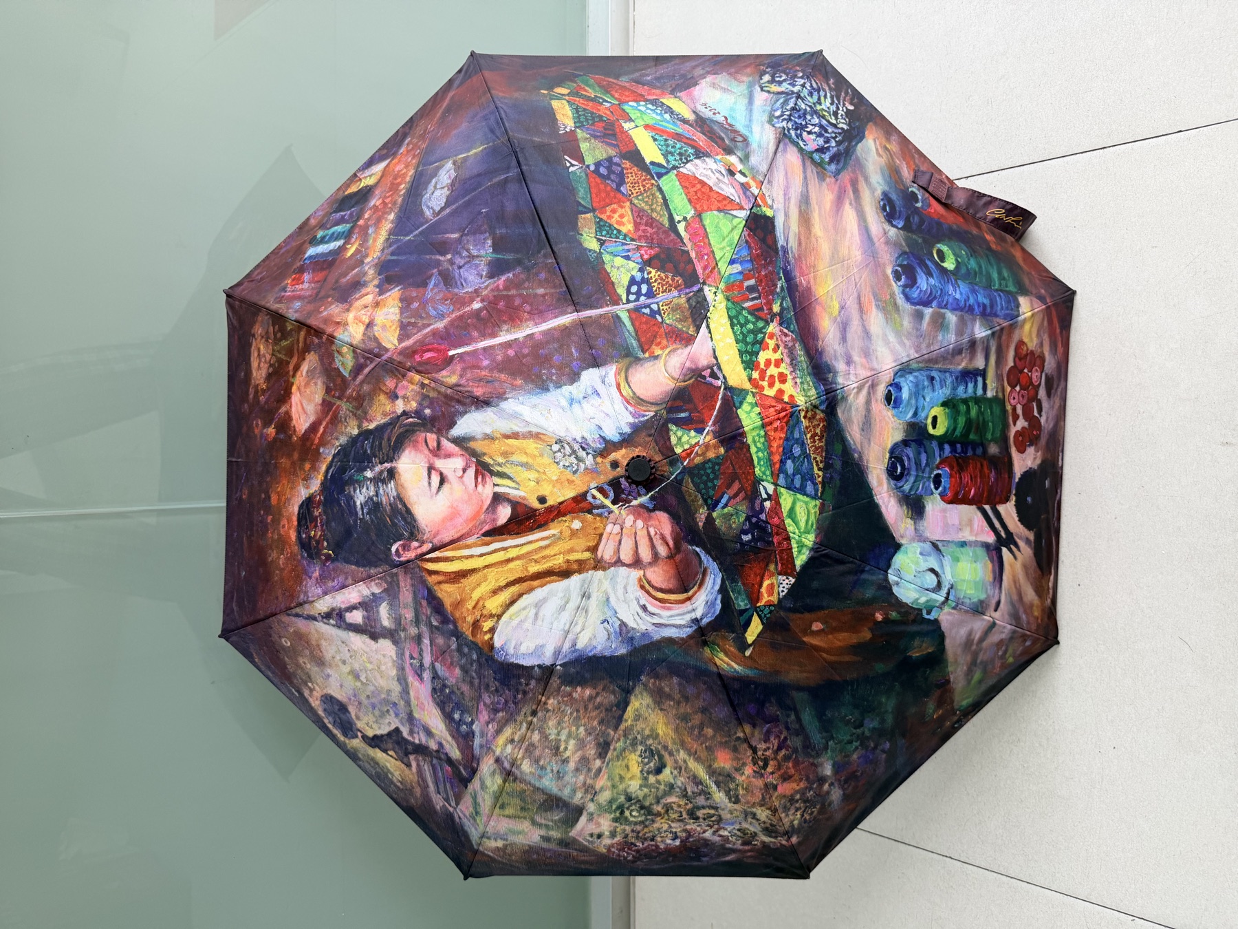 Paraguas artístico terminado con la pintura al óleo de una trabajadora cosiendo paraguas