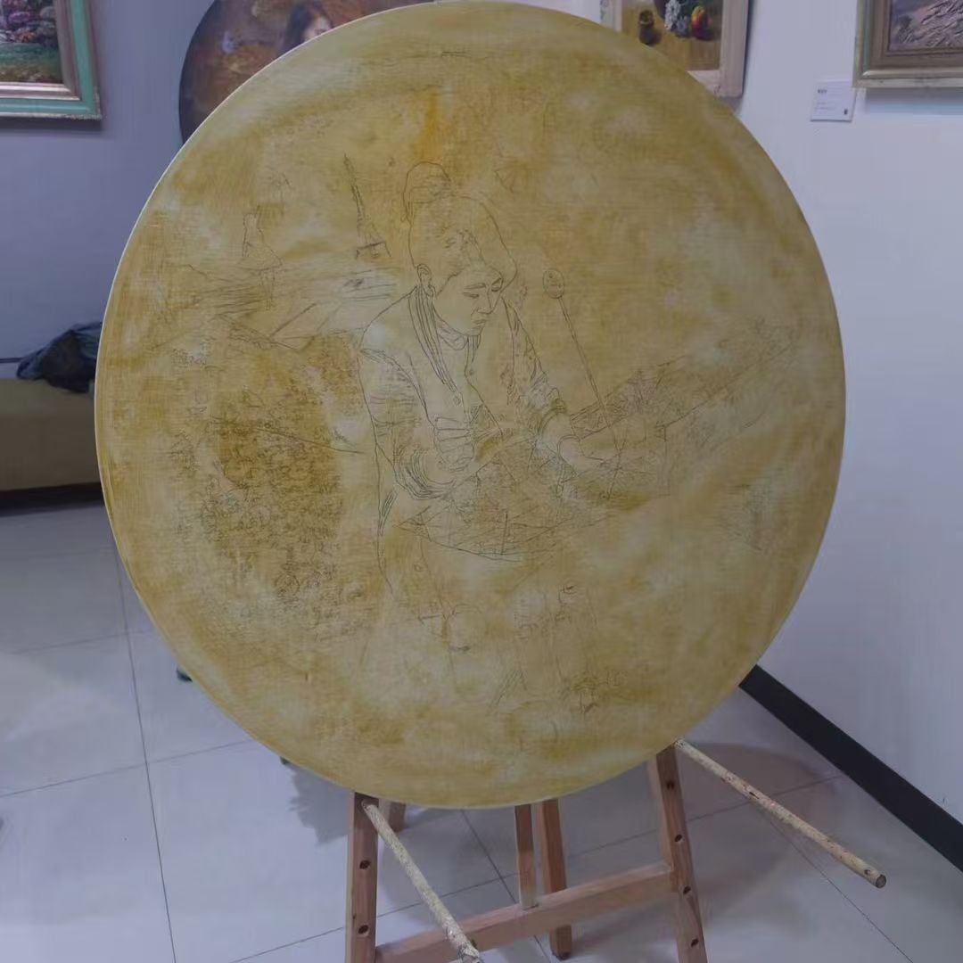 Primer boceto de una trabajadora cosiendo paraguas sobre un lienzo redondo