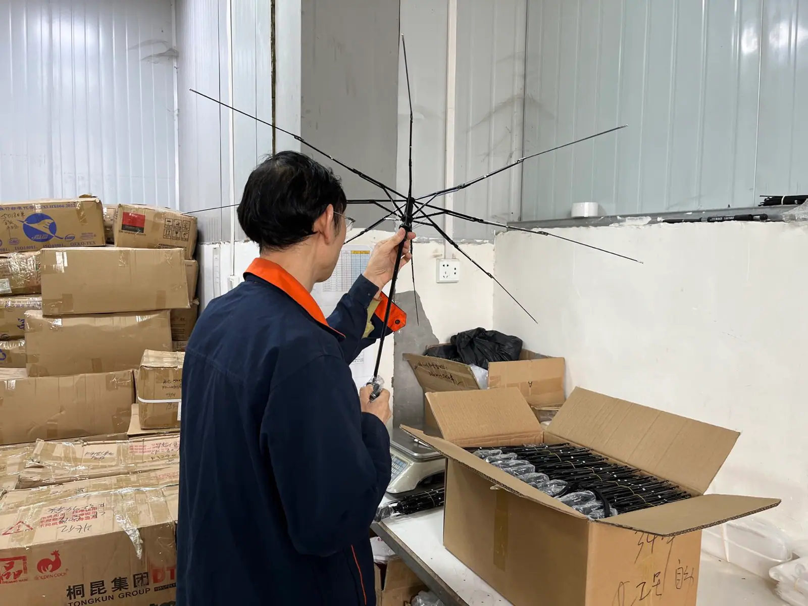Miembro del equipo CITTA inspeccionando la estructura de un paraguas