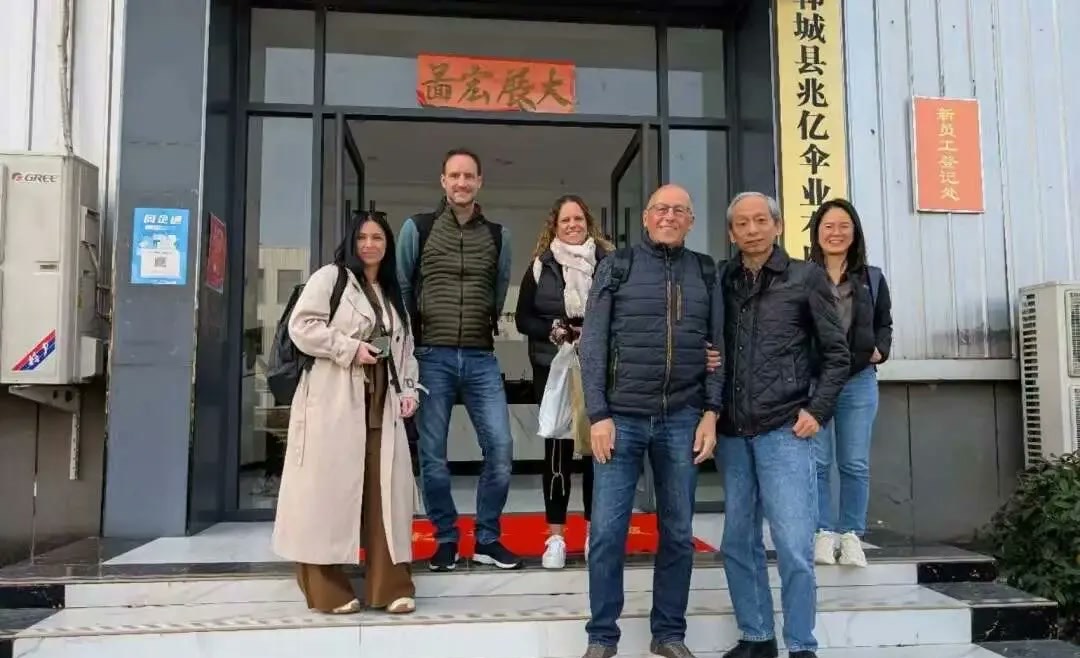Clientes europeos visitando la planta de producción de Dancheng